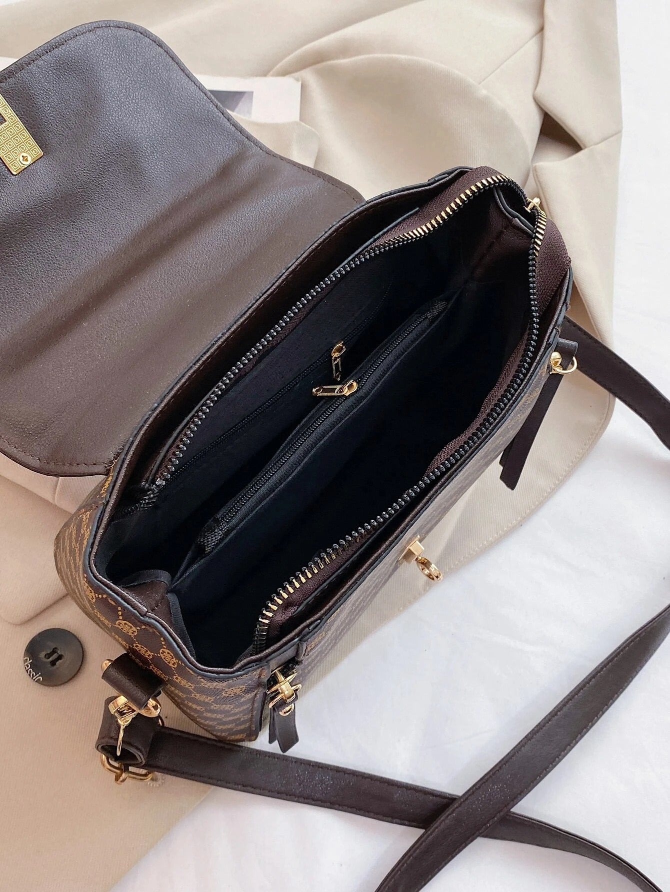 حقيبة ساتشيل جرافيك قـفل ذهبي شنط وحقائب شنط