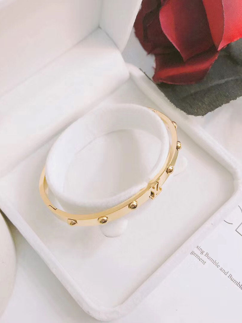 اساور لويس فيتون بانقل قولد لوقو اسواره louis vuitton