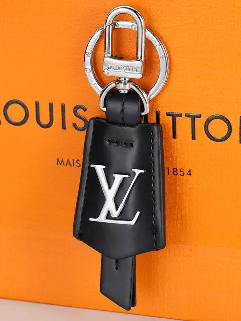ميدالية لويس فيتون بلاك لذر ميدالية louis vuitton
