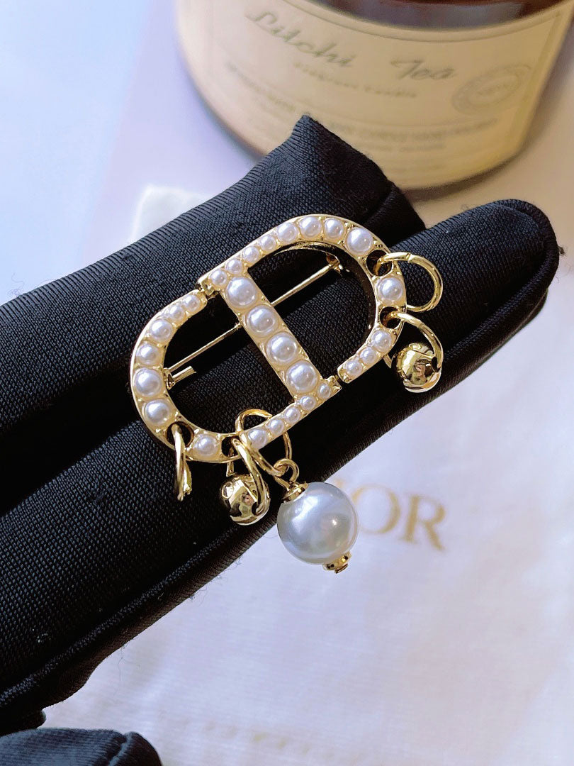 بروش ديور لولو بروش dior ذهبي