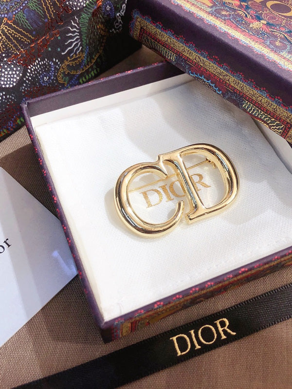بروش ماركة فندي ميتال ذهبي بروش fendi