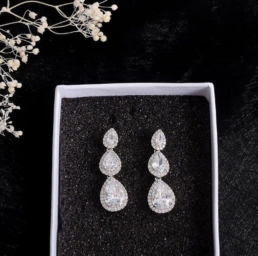 حلق زركون بشكل دمعه ناعم حلق متوفر 5 لون