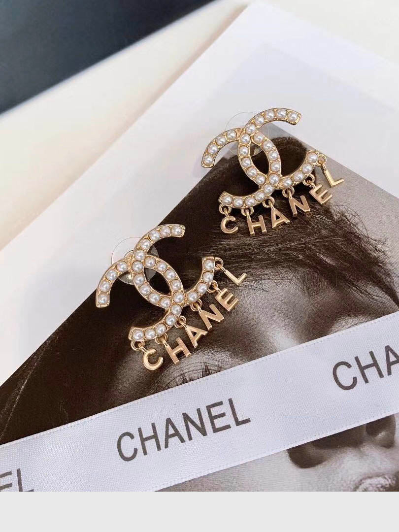 حلق شانيل ذهبي وسط حلق chanel