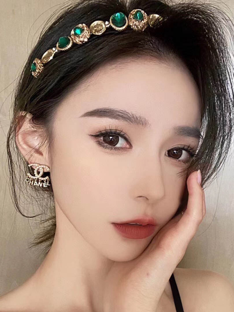 حلق شانيل ذهبي وسط حلق chanel