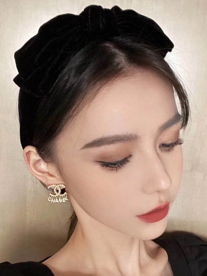 حلق شانيل ذهبي وسط حلق chanel