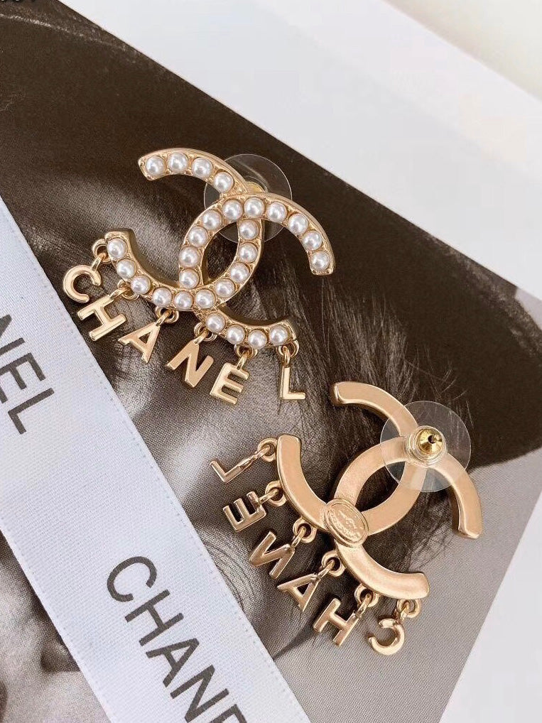 حلق شانيل ذهبي وسط حلق chanel