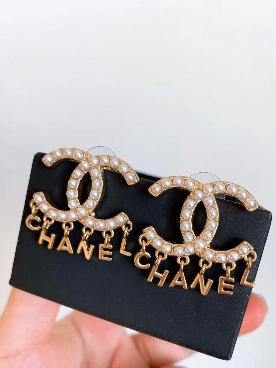 حلق شانيل ذهبي وسط حلق chanel