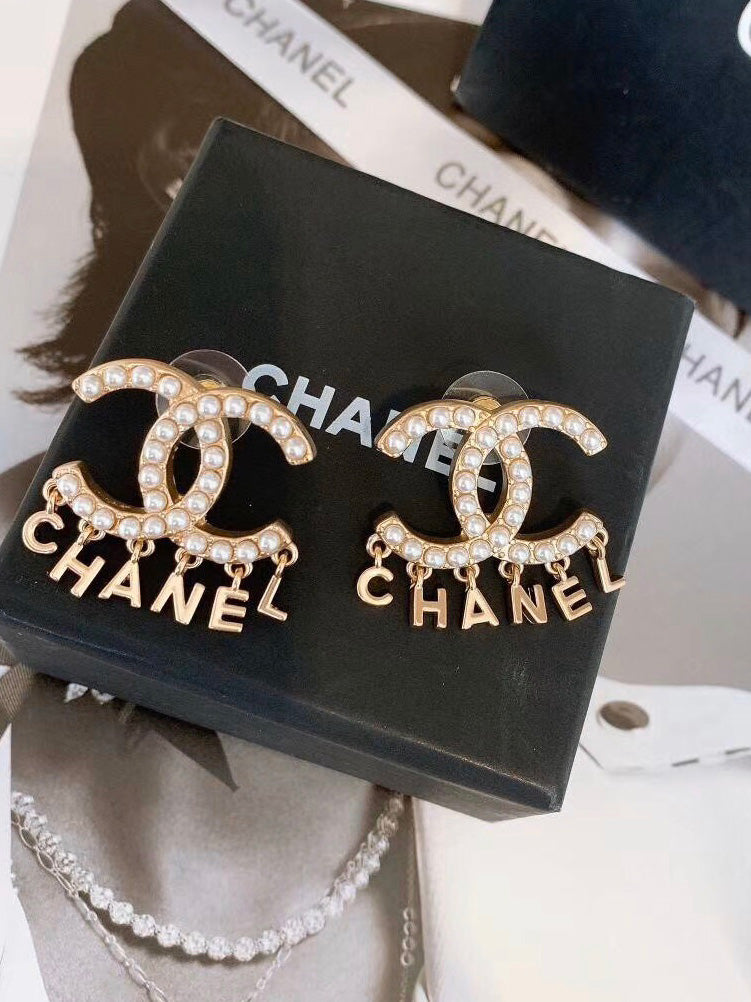 حلق شانيل ذهبي وسط حلق chanel ذهبي