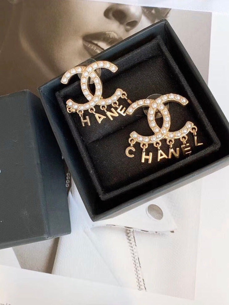 حلق شانيل ذهبي وسط حلق chanel