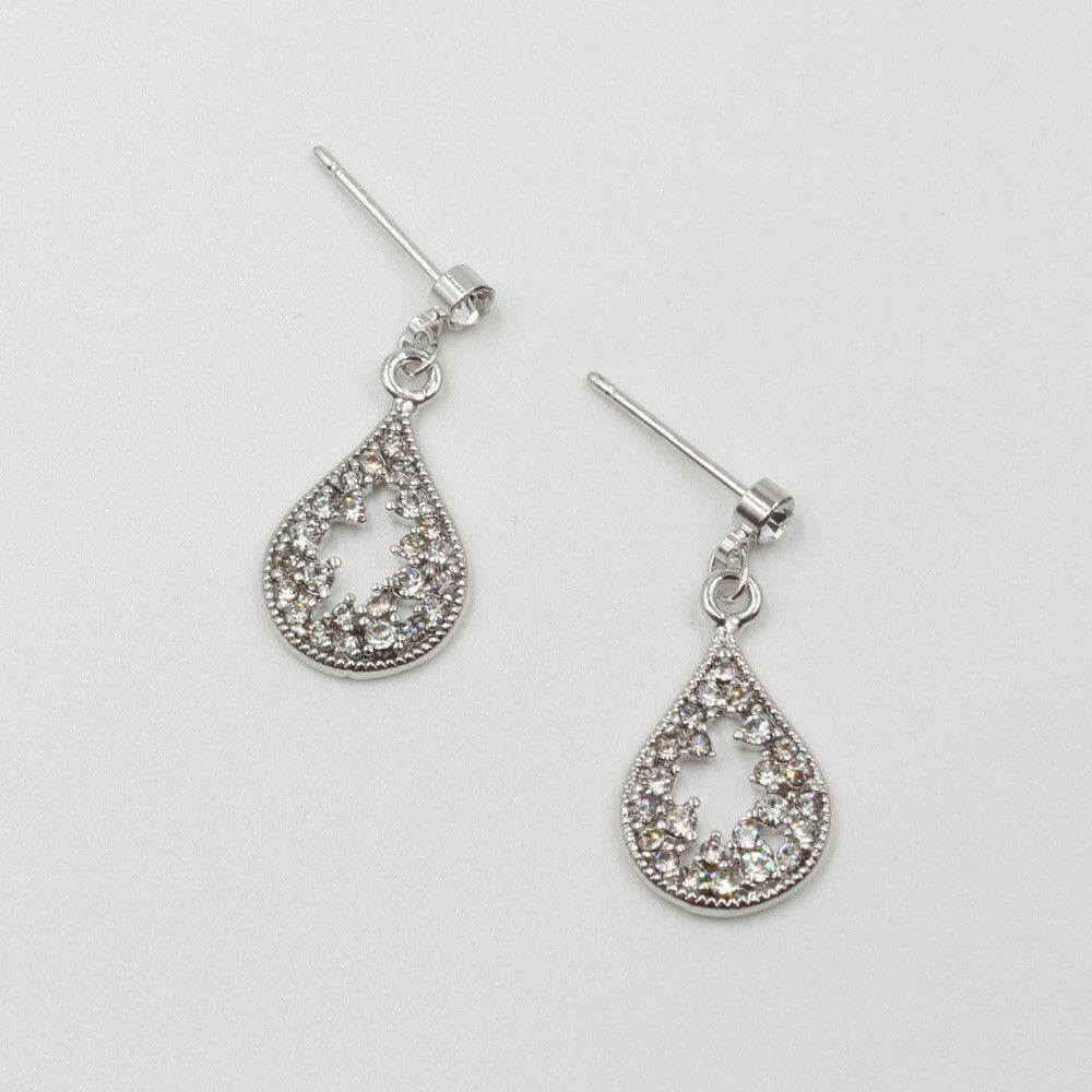 حلق كريستال دمعه حلق متوفر 2 لون فضي