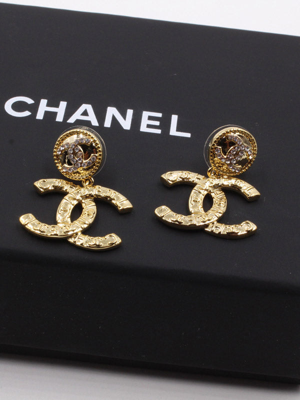 حلق شانيل وسط قولد ميتال حلق chanel ذهبي