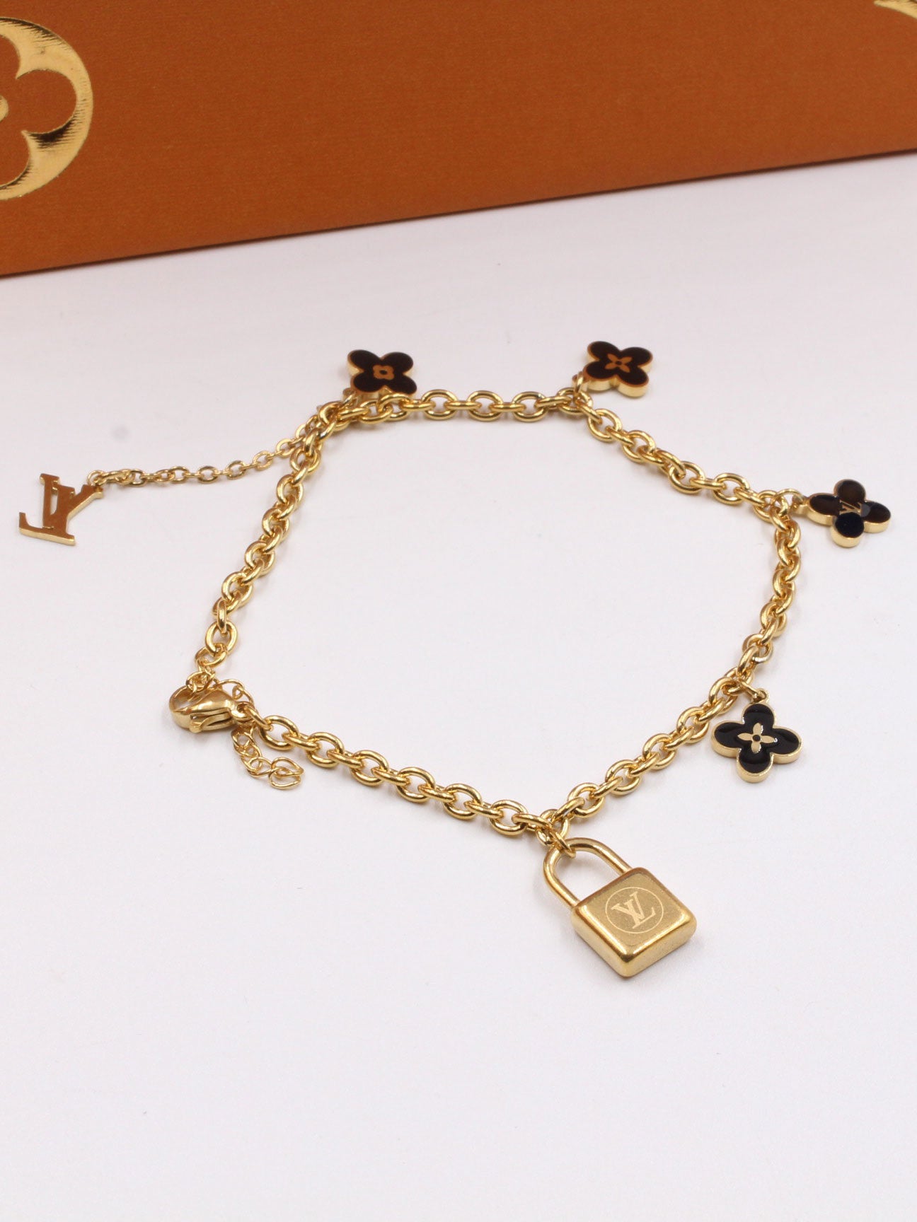 اساور لويس فيتون كي قولد اند بلاك اسواره louis vuitton ذهبي