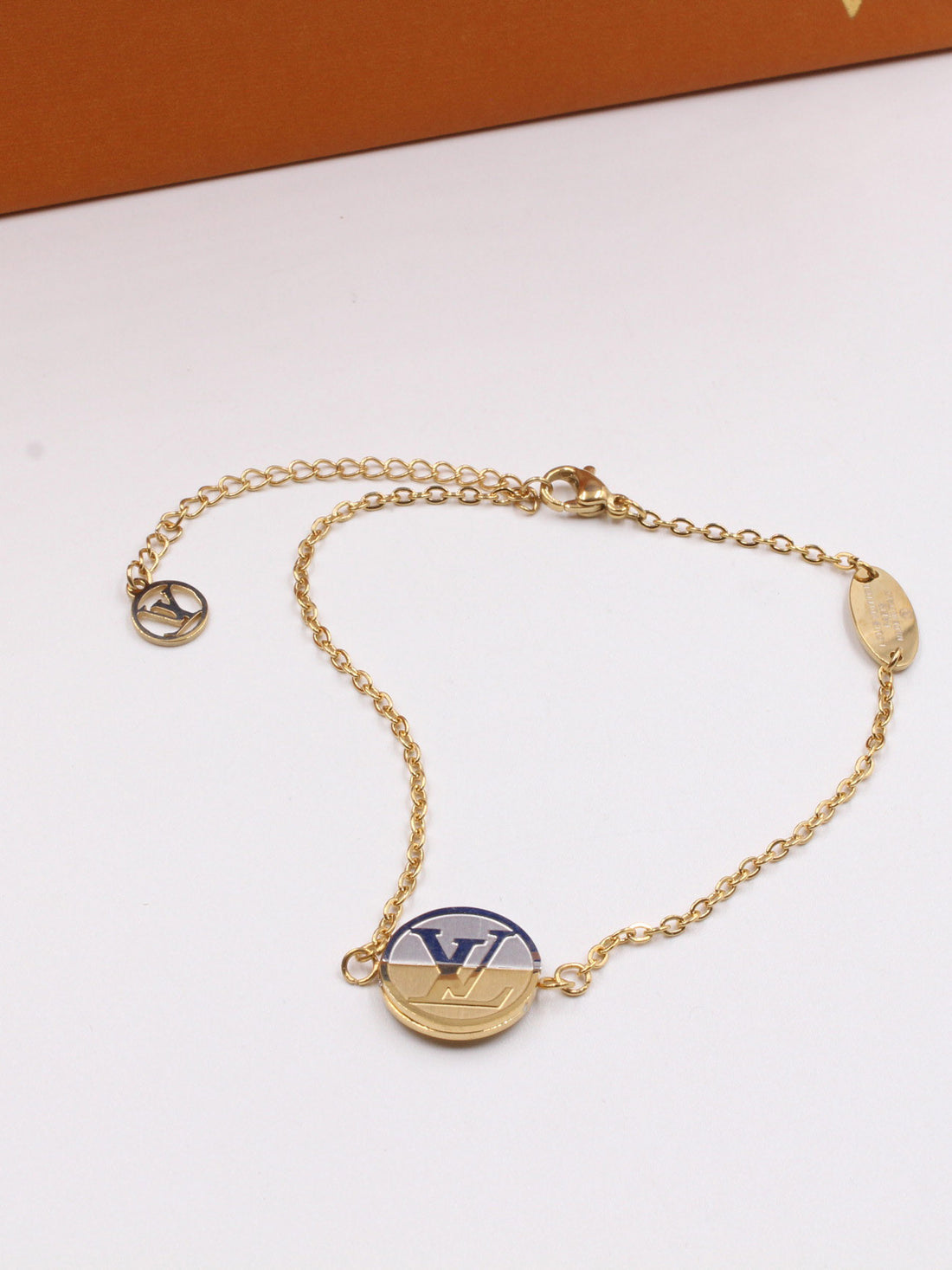 اساور لويس فيتون سيركل لوقو اسواره louis vuitton ذهبي