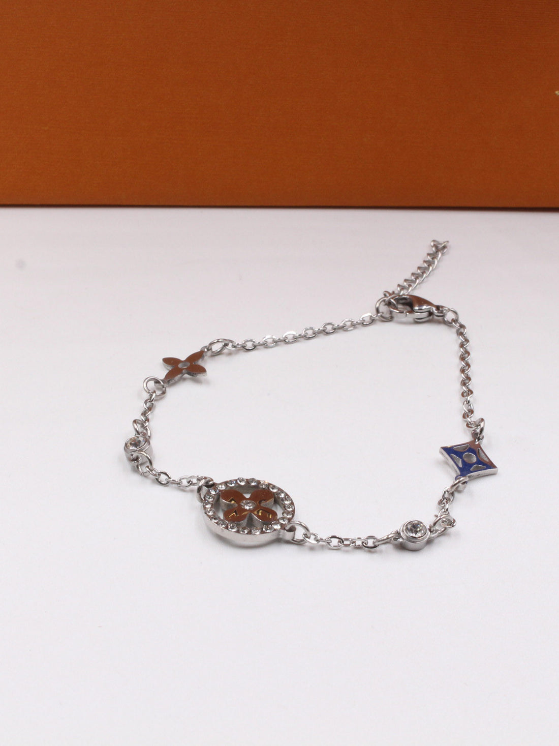 اساور لويس فيتون كريستال لوقو اسواره louis vuitton فضي