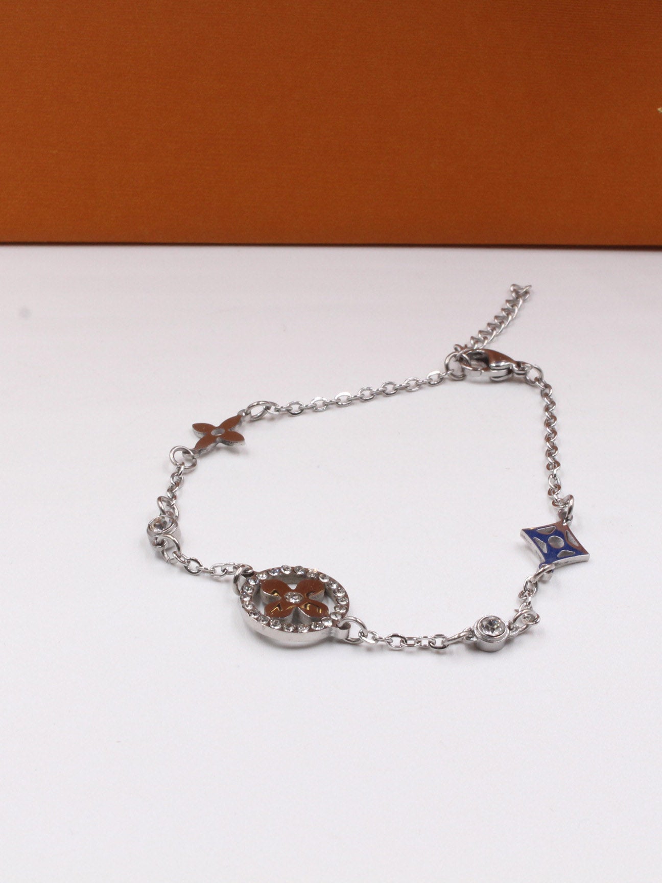 اساور لويس فيتون كريستال لوقو اسواره louis vuitton فضي