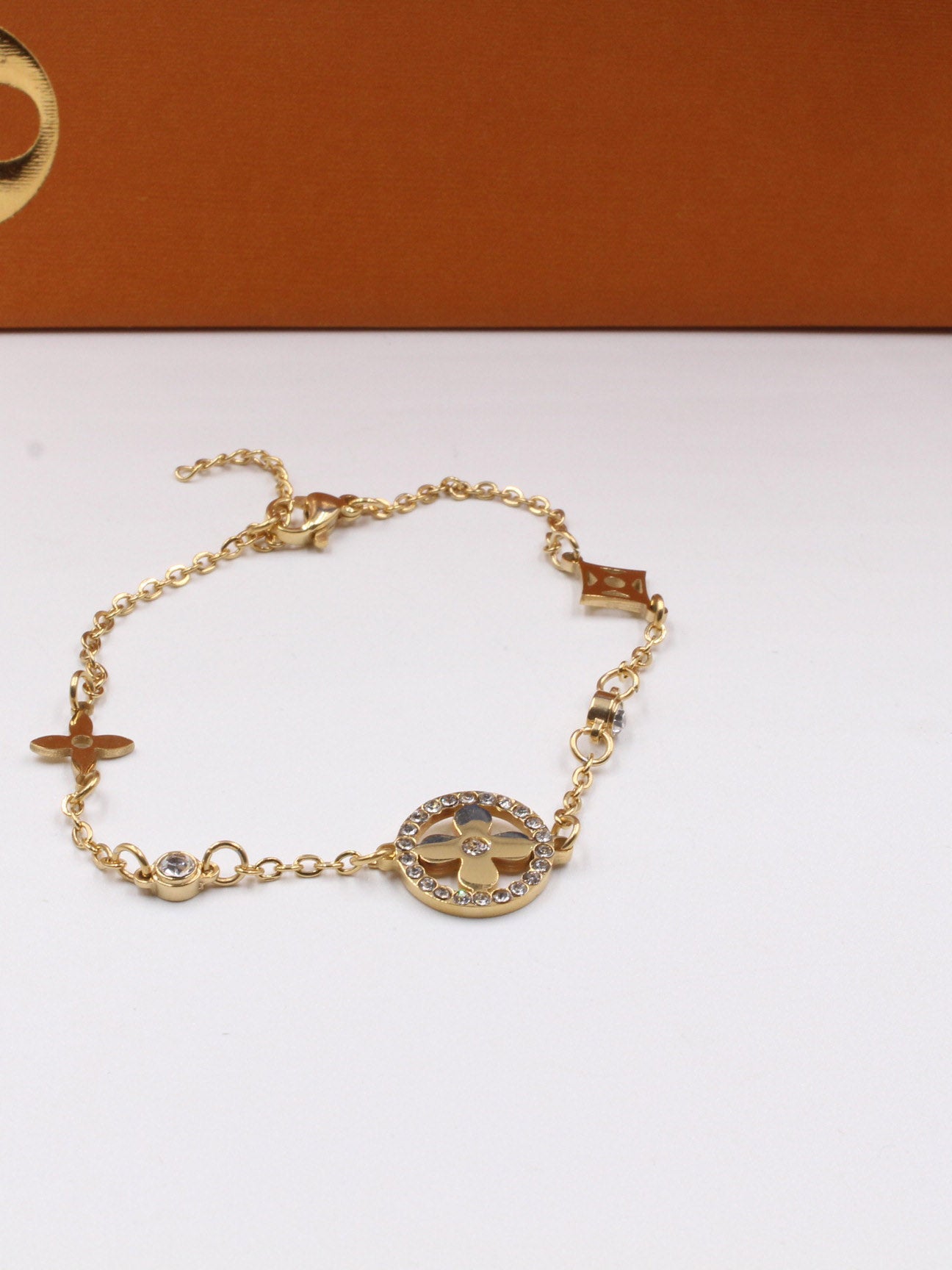 اساور لويس فيتون كريستال لوقو اسواره louis vuitton ذهبي