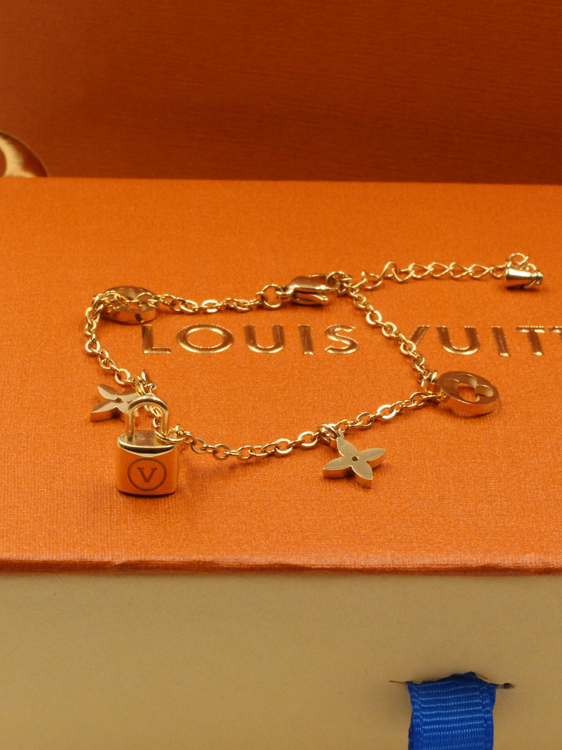 اساور لويس فيتون سمبل كي لوقو اسواره louis vuitton