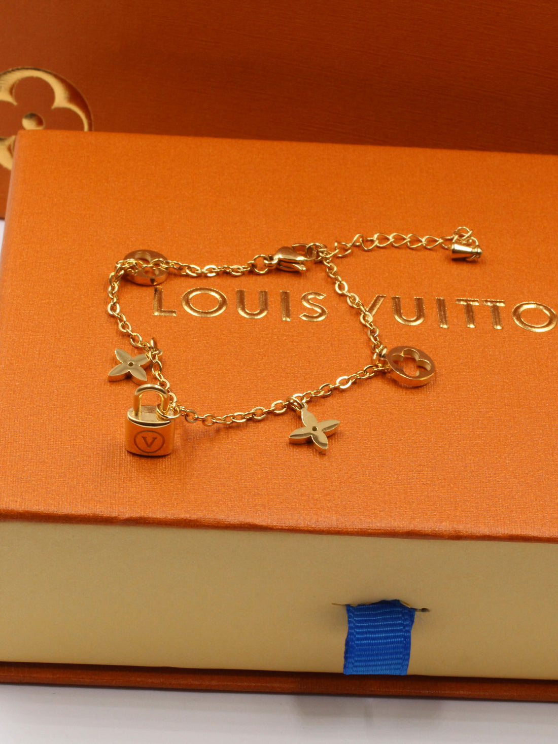 اساور لويس فيتون سمبل كي لوقو اسواره louis vuitton ذهبي