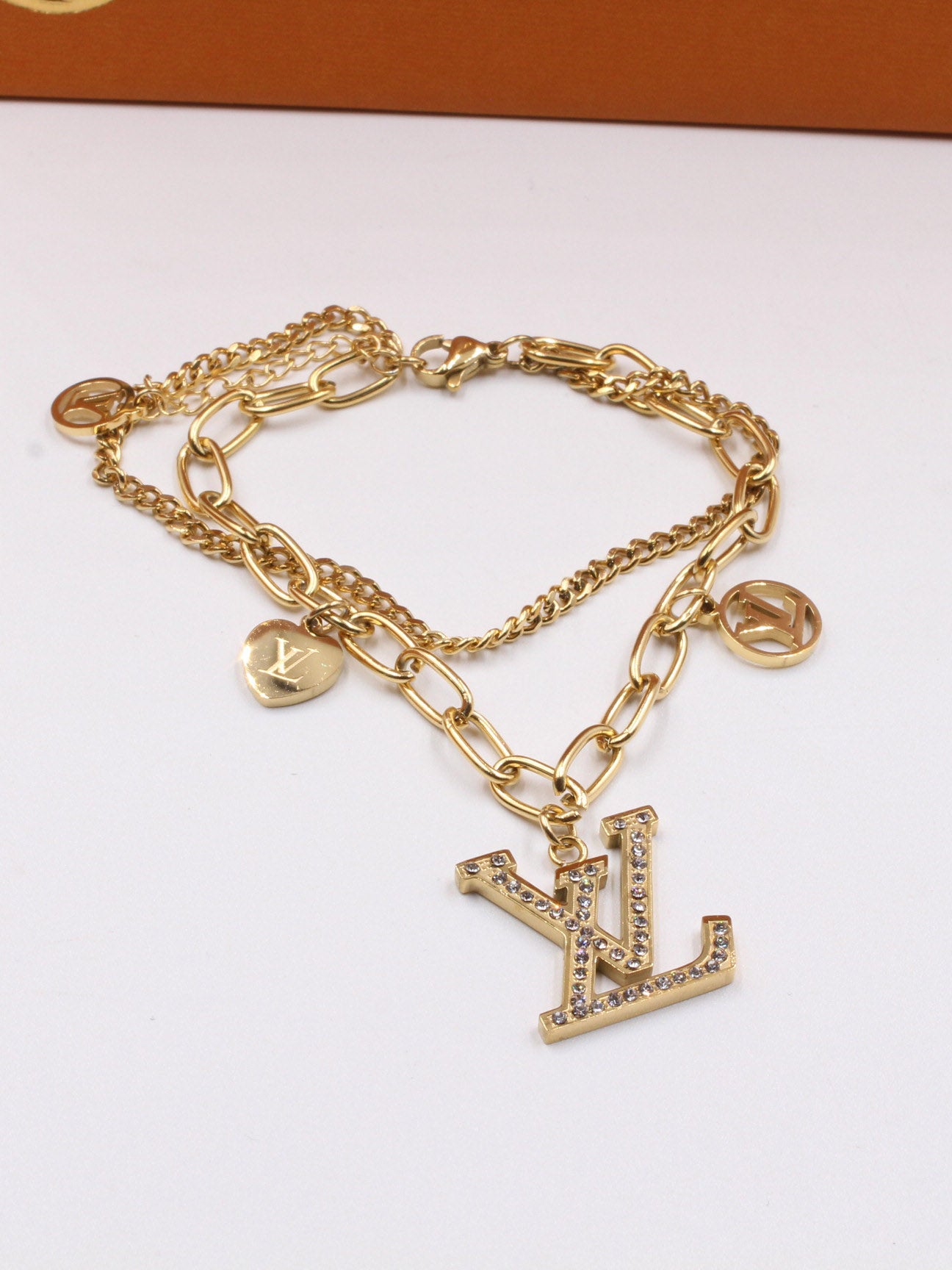 اساور لويس فيتون بيق كريستال لوقو اسواره louis vuitton ذهبي