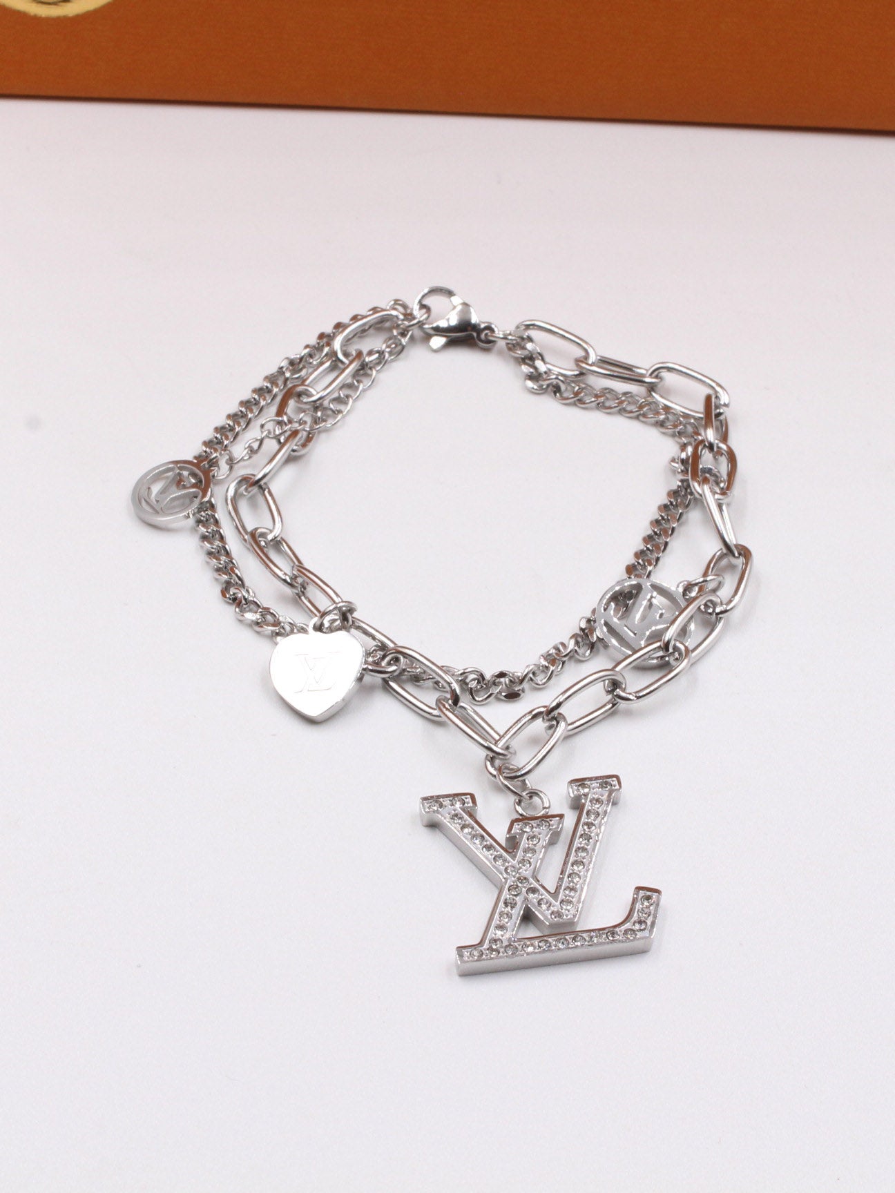 اساور لويس فيتون بيق كريستال لوقو اسواره louis vuitton فضي