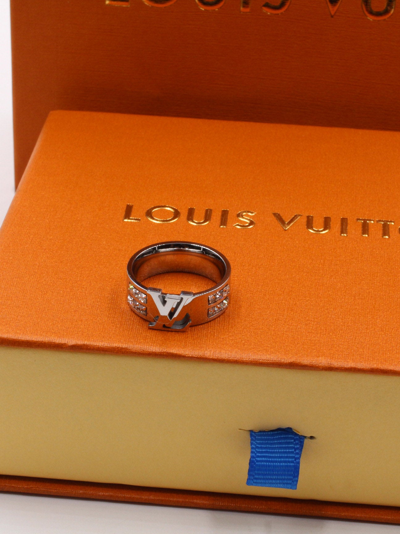 خاتم لويس فيتون كيوبك لوقو خواتم louis vuitton فضي 6