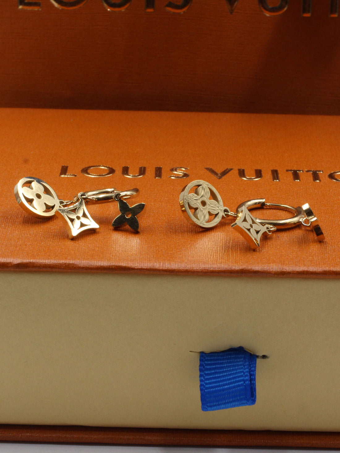 حلق لويس فيتون كبس لوقو حلق louis vuitton