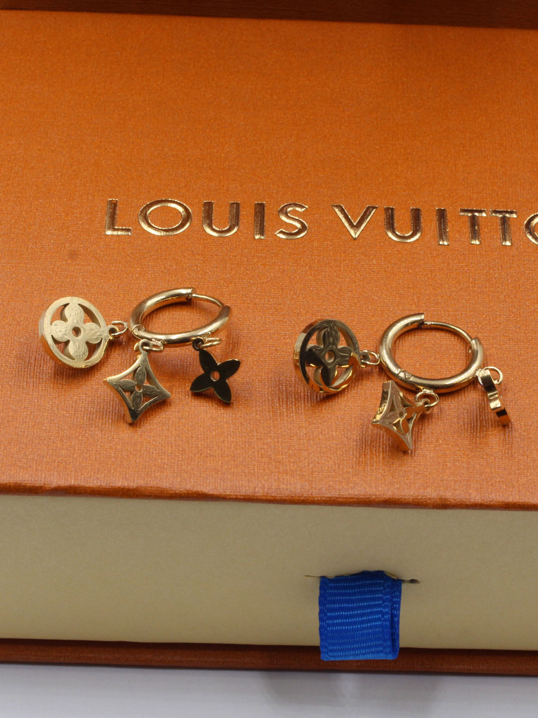 حلق لويس فيتون كبس لوقو حلق louis vuitton ذهبي