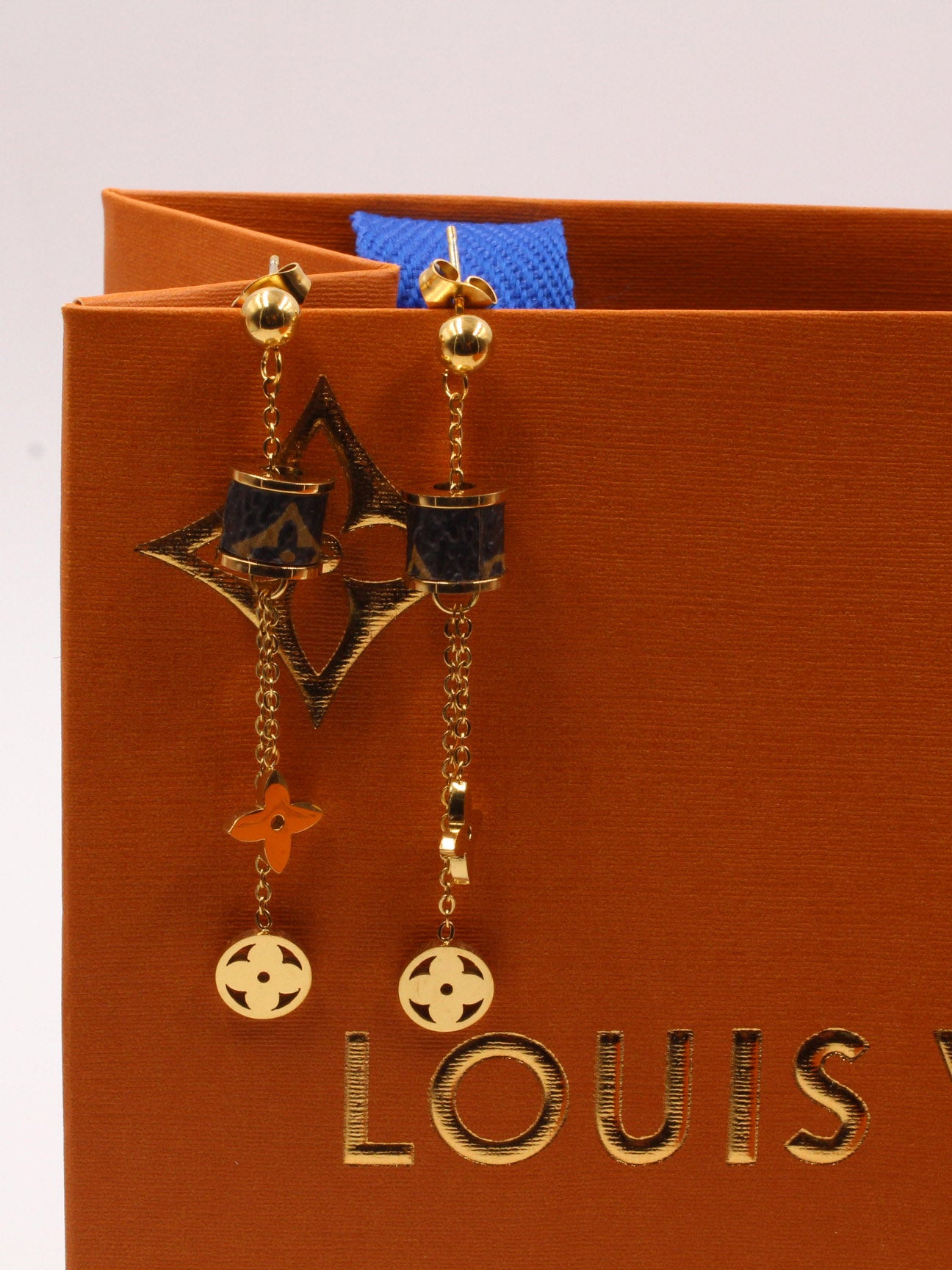 حلق لويس فيتون طويل براون لوقو حلق louis vuitton ذهبي