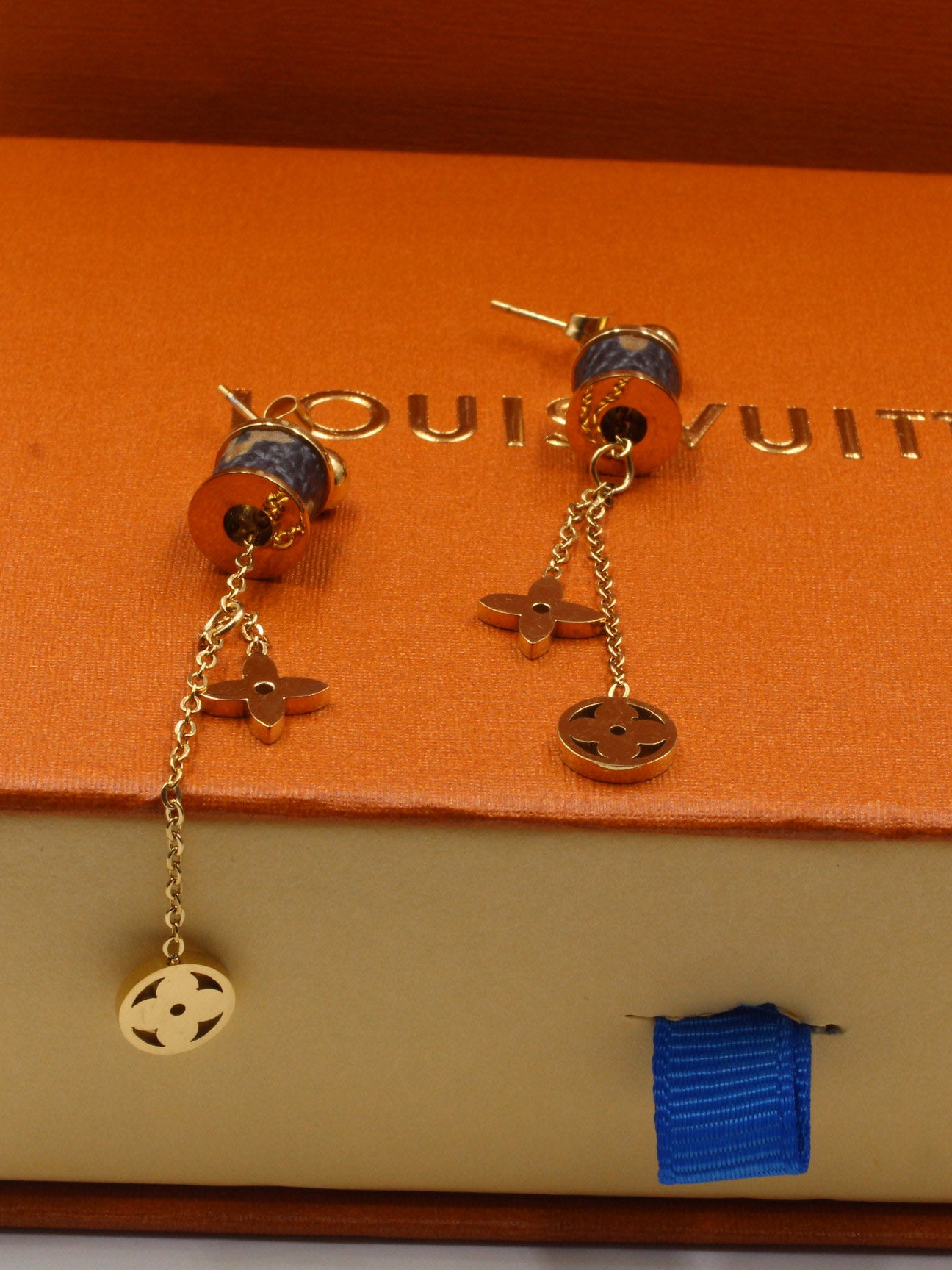 حلق لويس فيتون طويل براون لوقو حلق louis vuitton