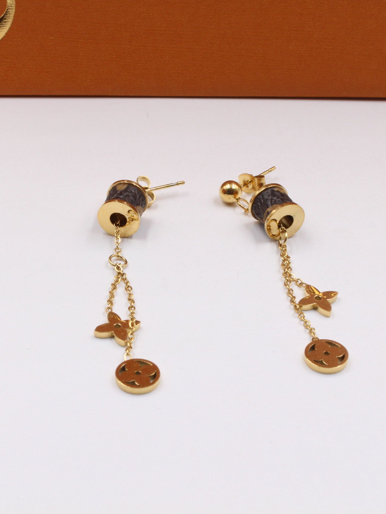 حلق لويس فيتون طويل براون لوقو حلق louis vuitton