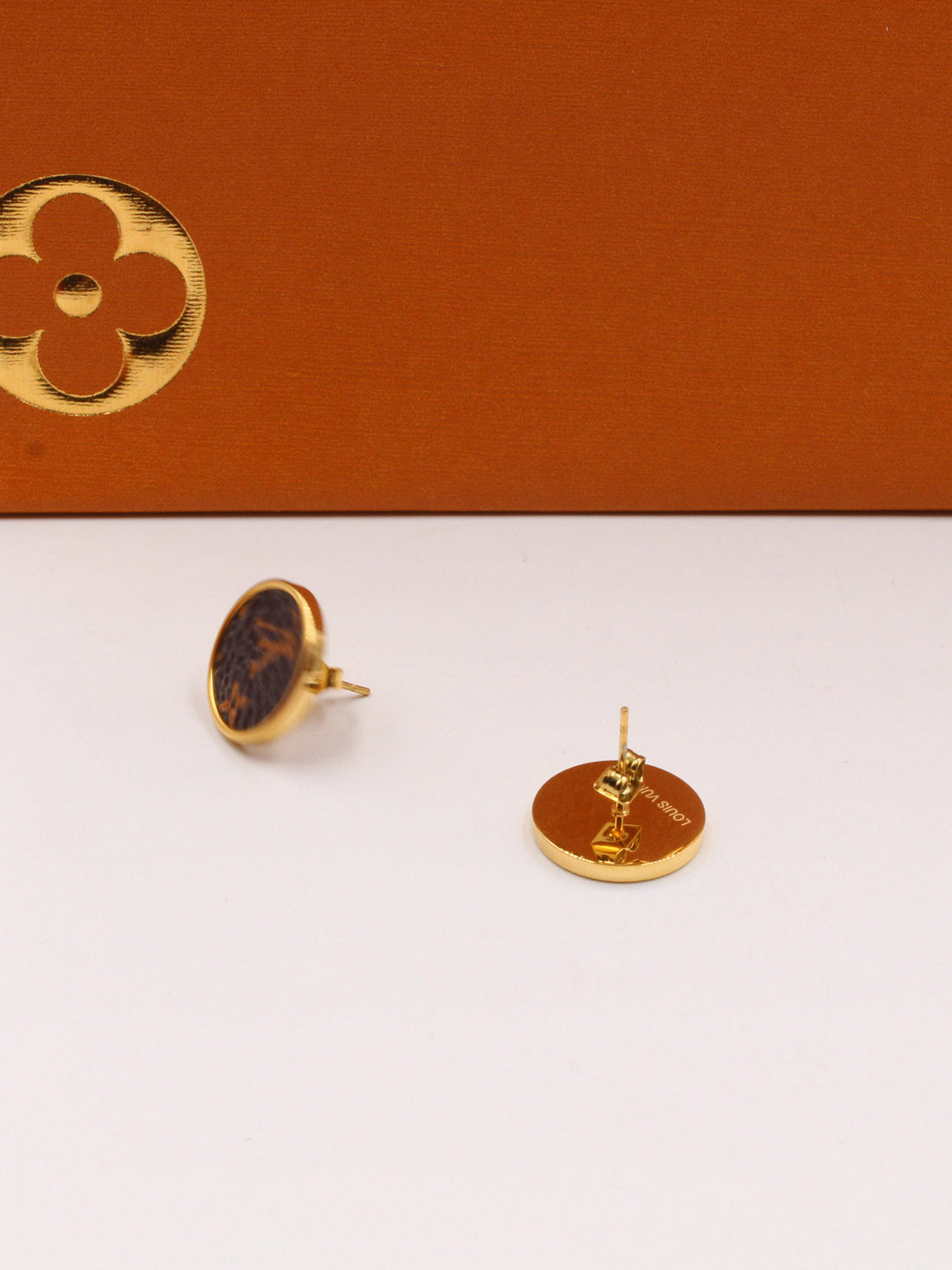 حلق لويس فيتون سيركل بروان ليذر حلق louis vuitton ذهبي