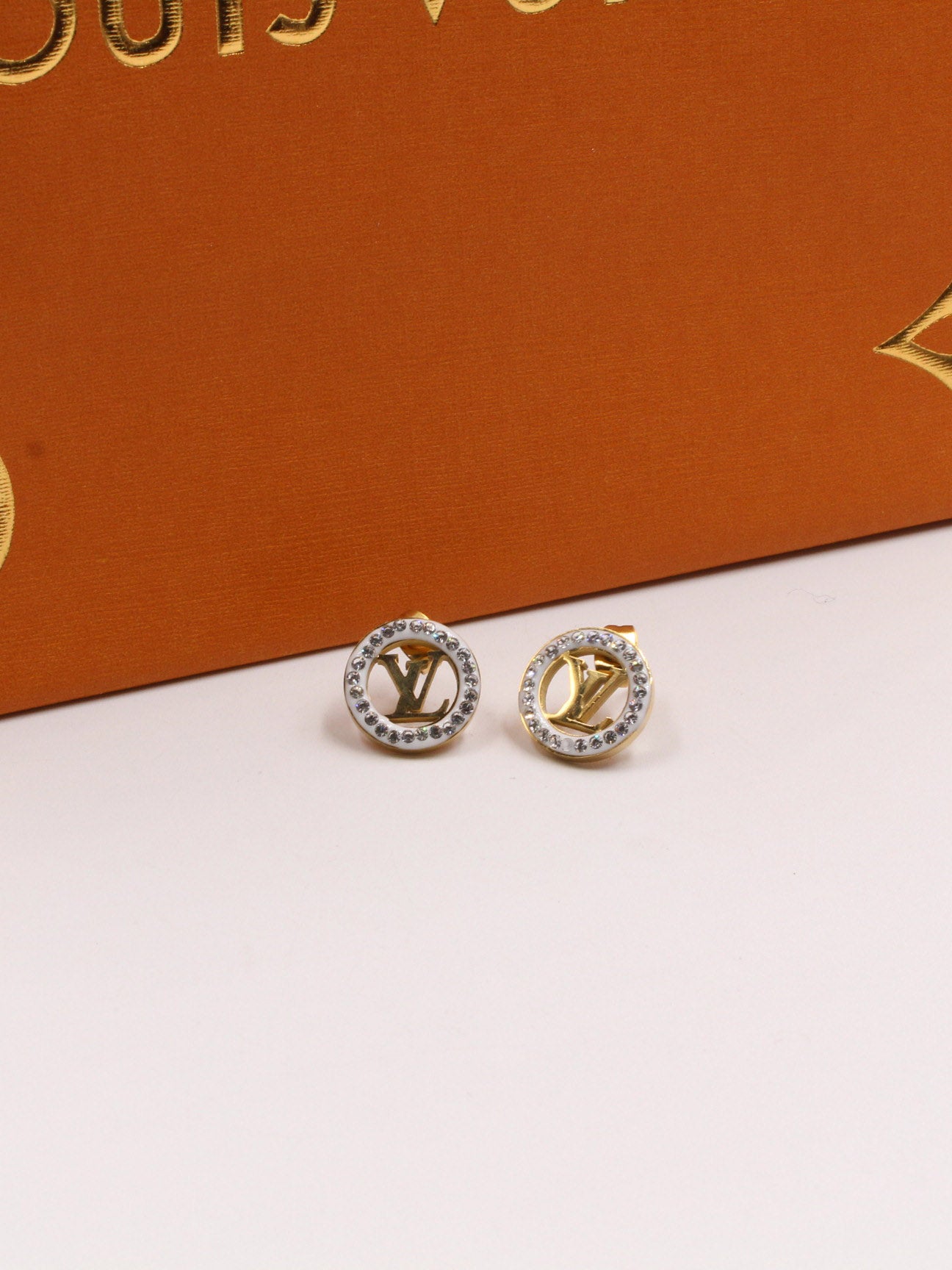 حلق لويس فيتون مدور كريستال لوقو حلق louis vuitton ذهبي