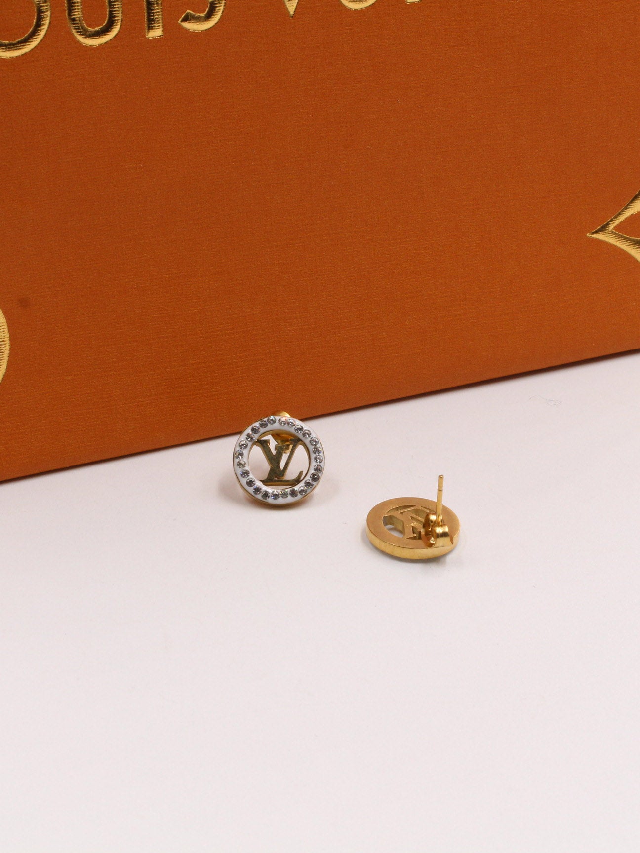 حلق لويس فيتون مدور كريستال لوقو حلق louis vuitton