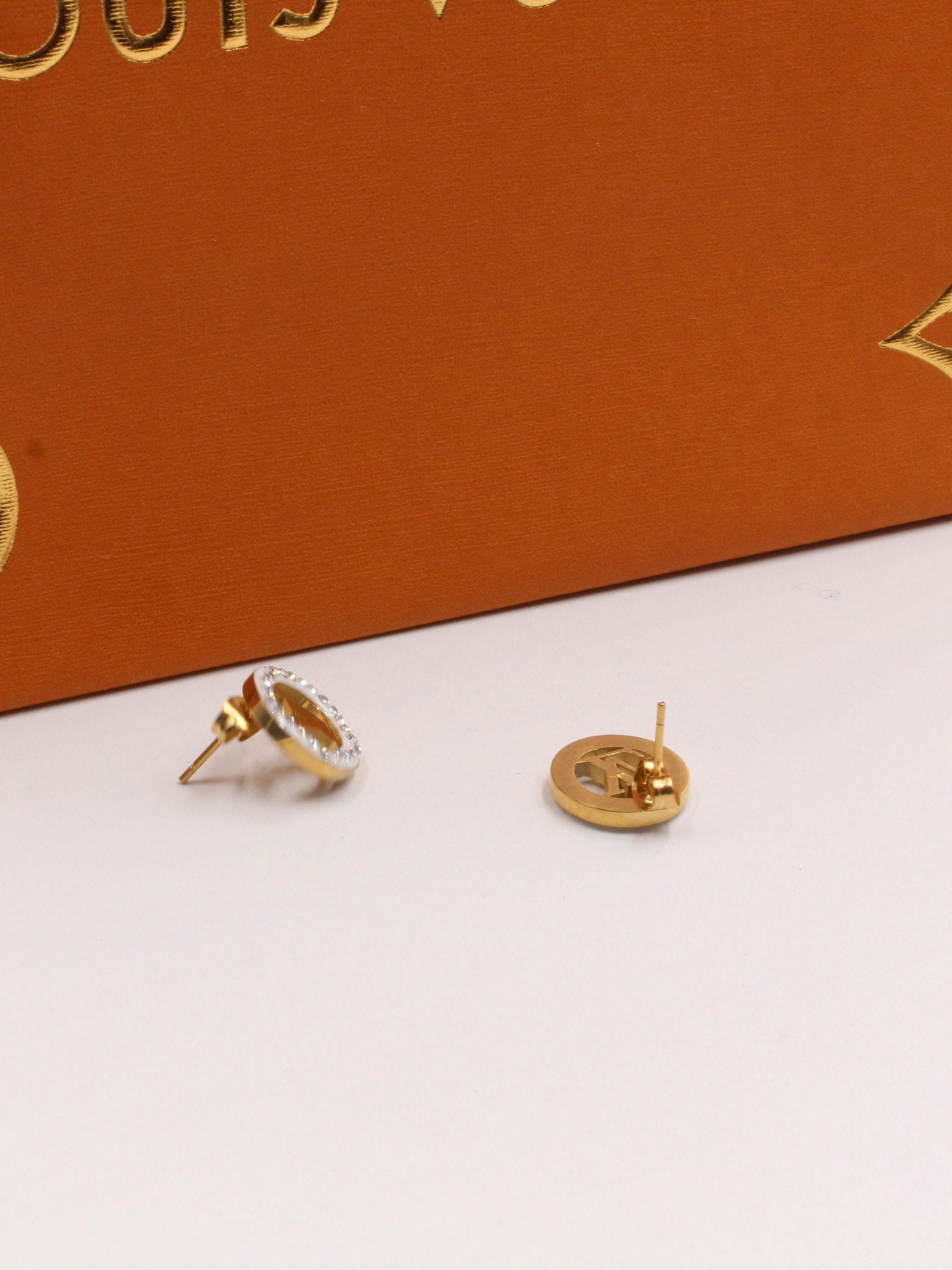 حلق لويس فيتون مدور كريستال لوقو حلق louis vuitton