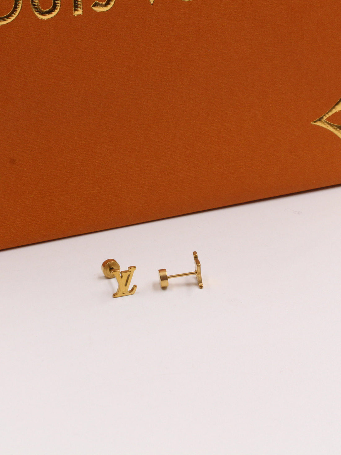 حلق لويس فيتون صغير لوقو حلق louis vuitton ذهبي