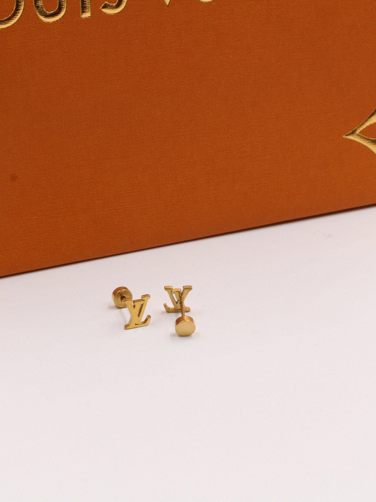 حلق لويس فيتون صغير لوقو حلق louis vuitton