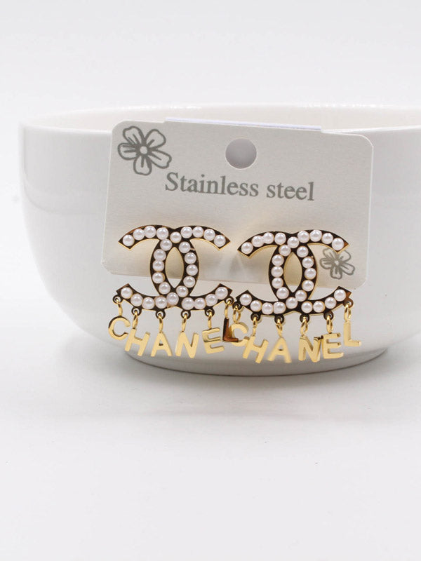 حلق شانيل ذهبي وسط حلق chanel