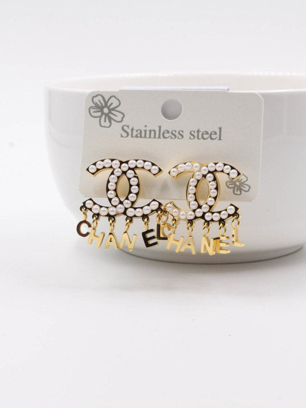 حلق شانيل ذهبي وسط حلق chanel