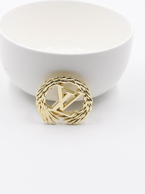 بروش ماركة لويس فيتون مدور ميتال بروش louis vuitton ذهبي