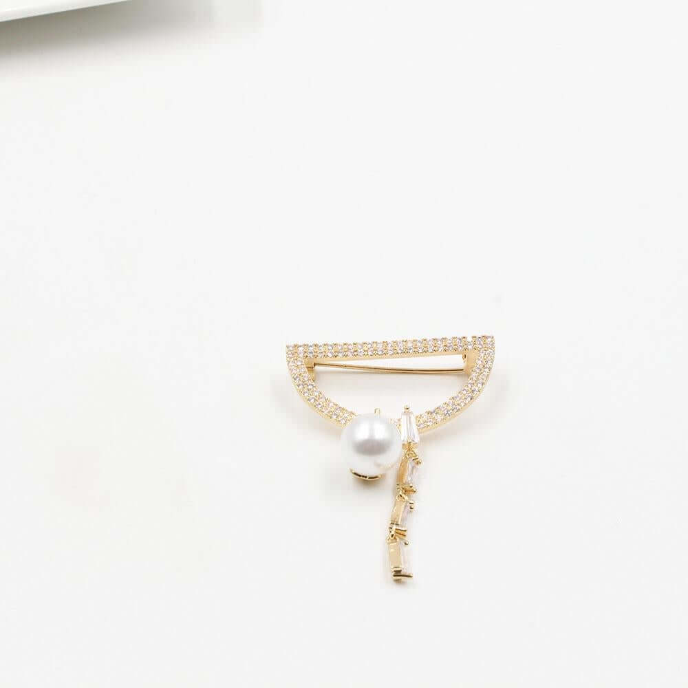 بروش ديور زركون بروش dior ذهبي