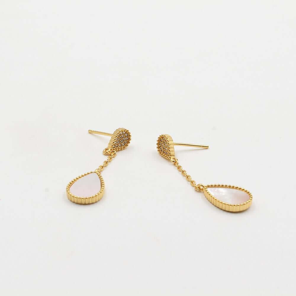 حلق حجر طبيعي بشكل دمعه حلق متوفر 4 لون ابيض