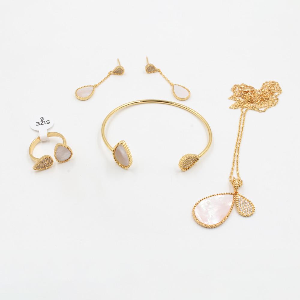 حلق حجر طبيعي بشكل دمعه حلق متوفر 4 لون