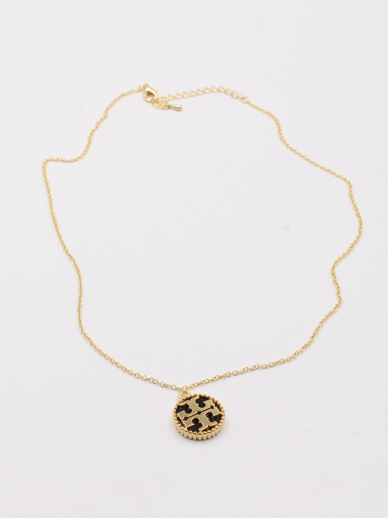 سلسال توري بورش سلسال tory burch اسود ذهبي