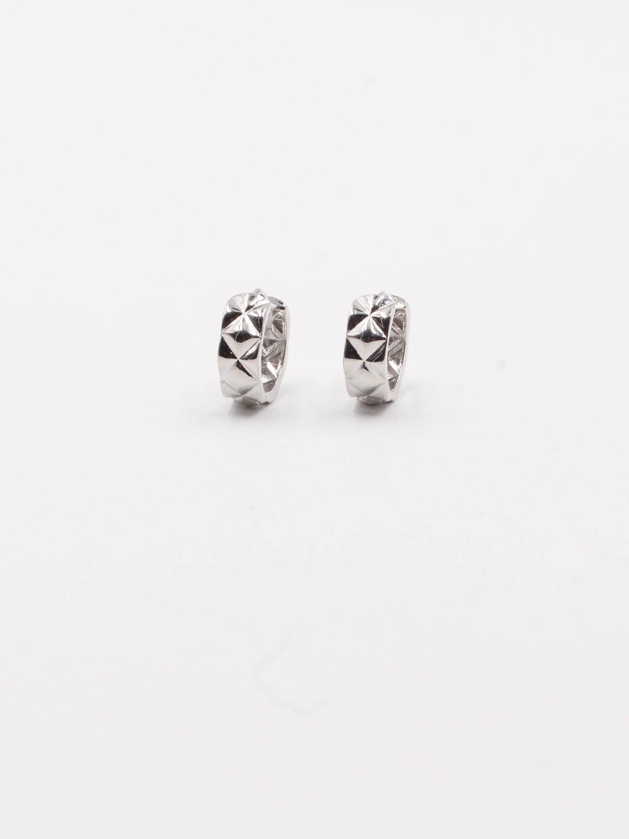 Chanel round earring - حلق شانيل دائري حلق chanel فضي