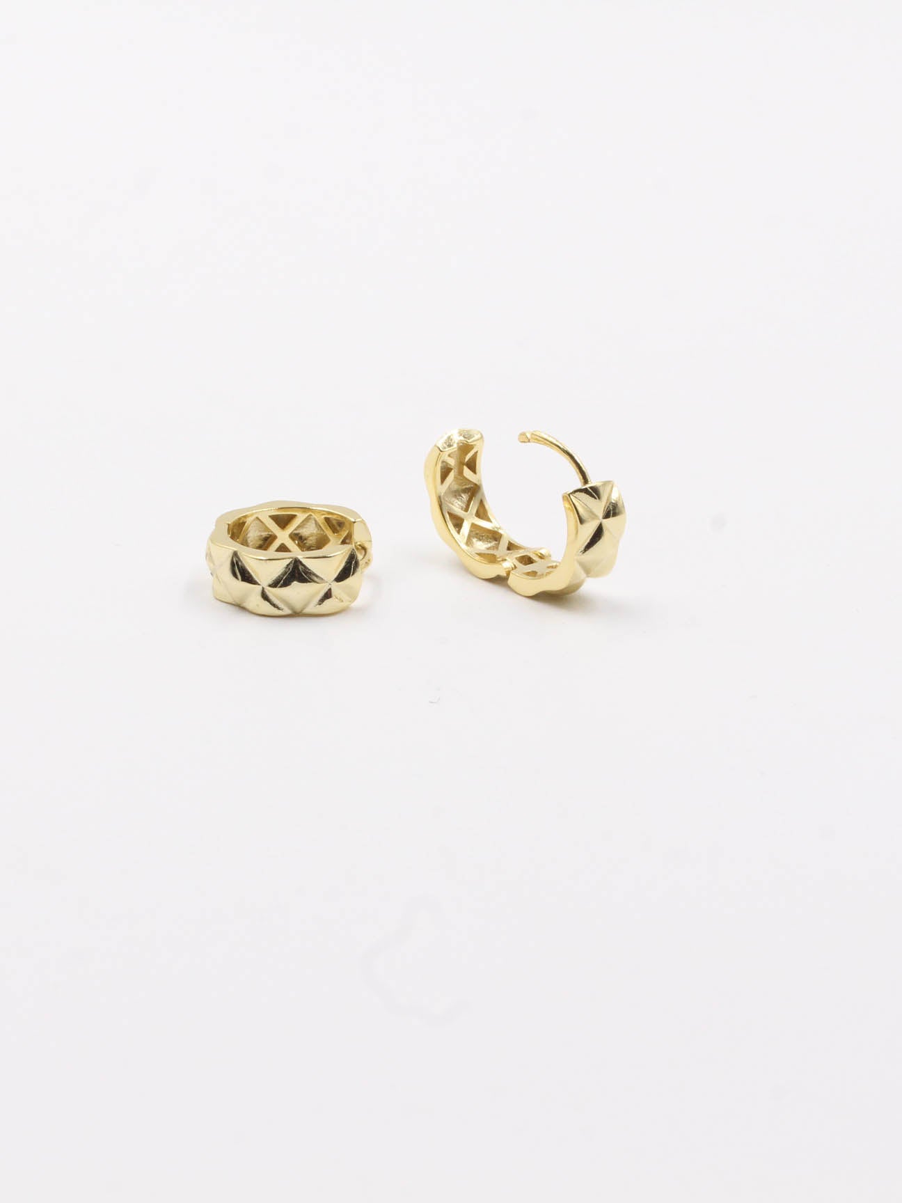Chanel round earring - حلق شانيل دائري حلق chanel ذهبي