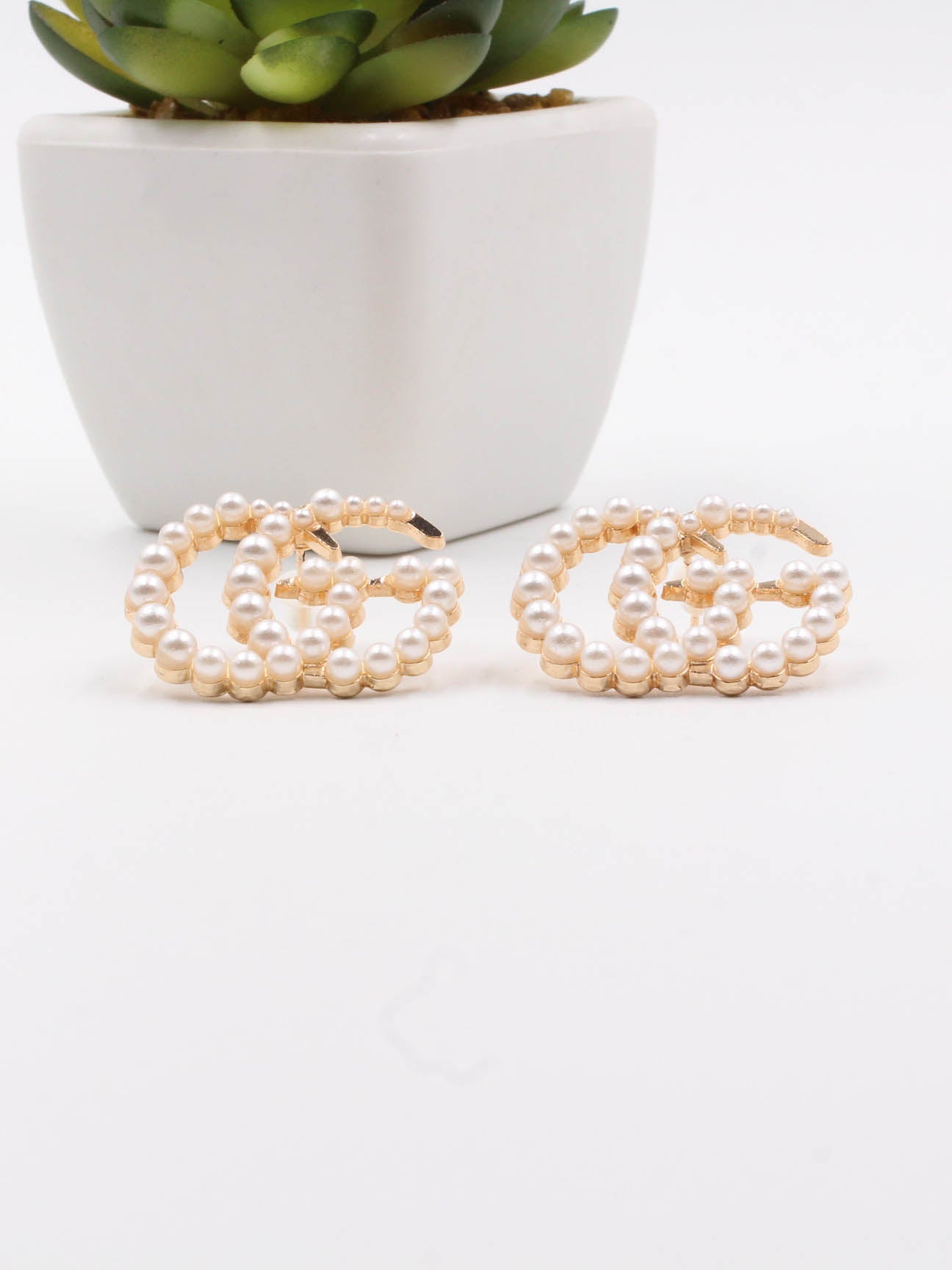 Fuchsia Bearl Earring - حلق قوتشي لؤلؤ حلق gucci