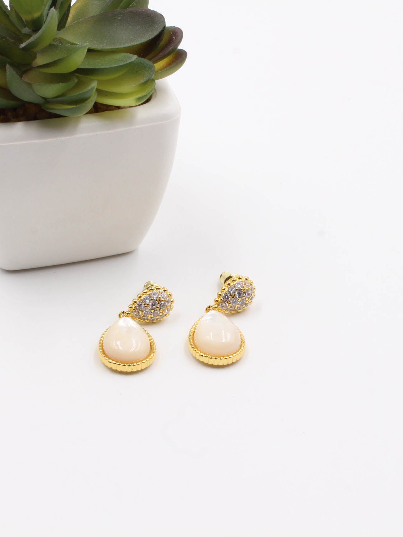 natural stone teardrop earring - حلق دمعة حجر طبيعي حلق Jewel ابيض ذهبي
