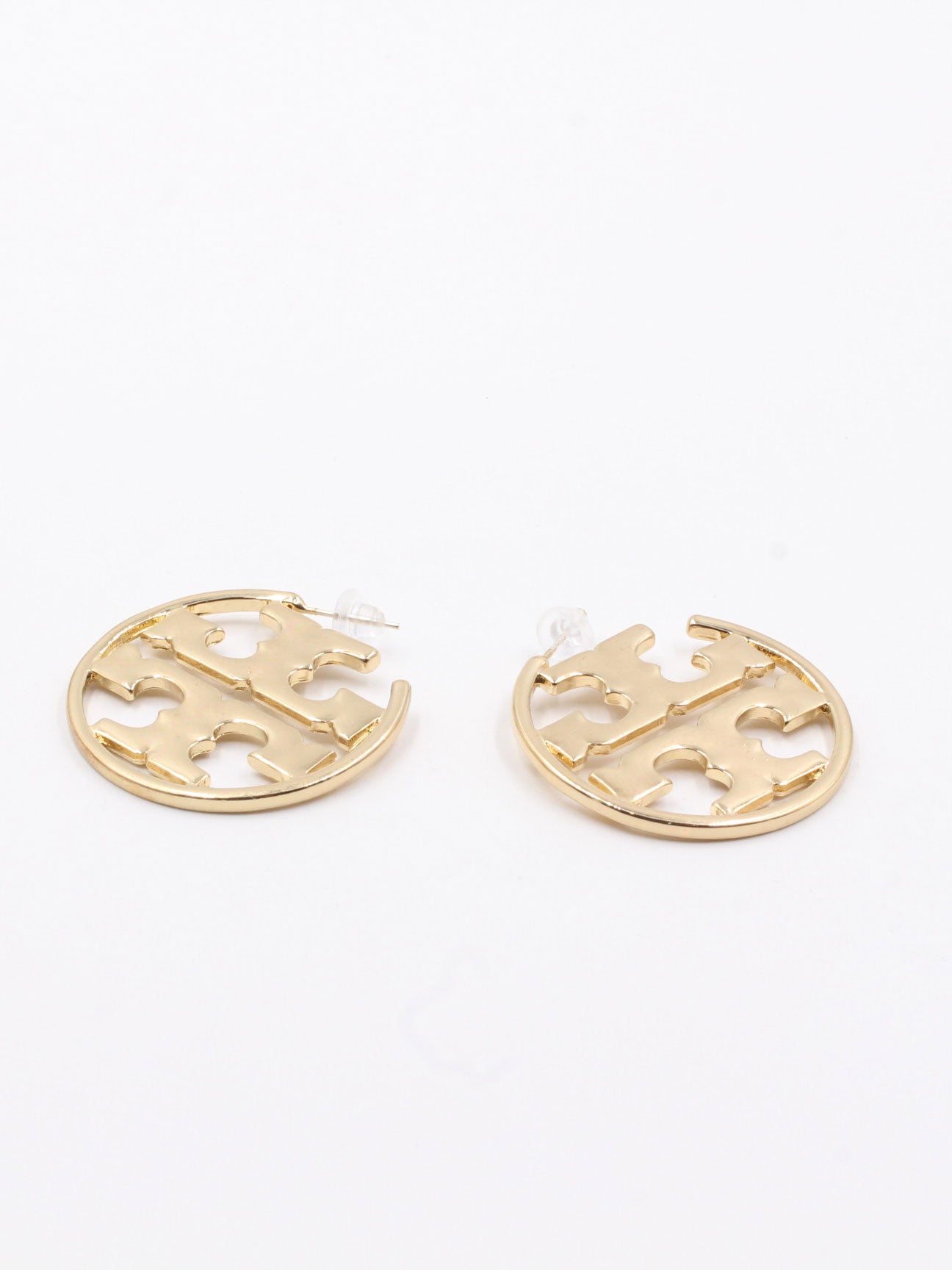 Tory Burch Logo Round Rarring - حلق توري بورش مستدير بشعار الماركة حلق tory burch ذهبي