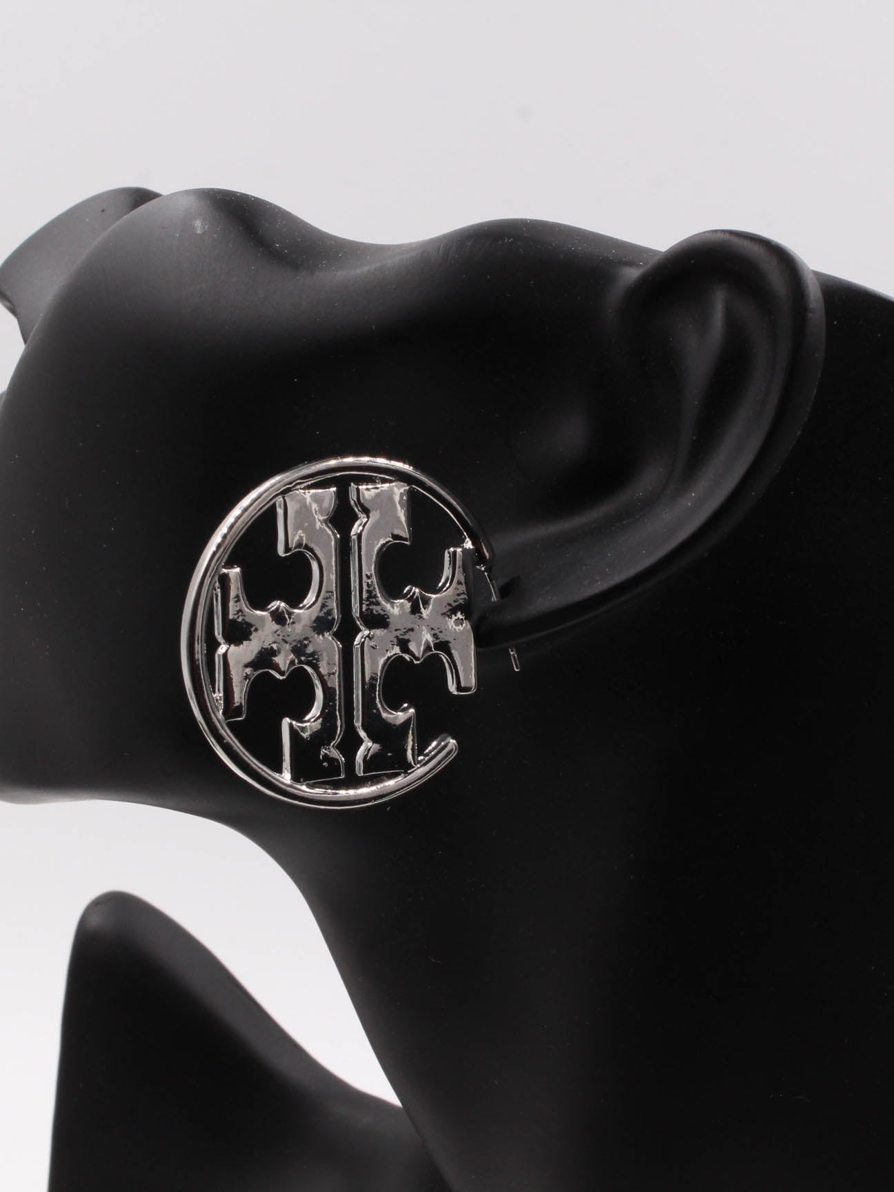 Tory Burch Logo Round Rarring - حلق توري بورش مستدير بشعار الماركة حلق tory burch