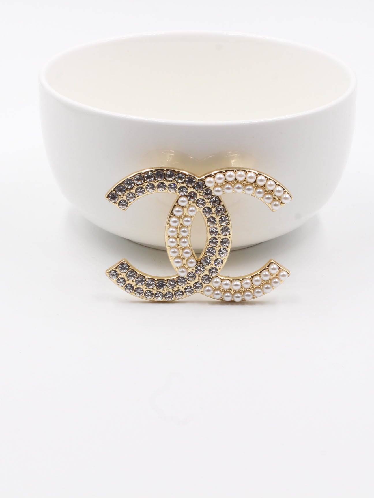 بروش شانيل كبير بمزيج من اللؤلؤ والكريستال بروش chanel